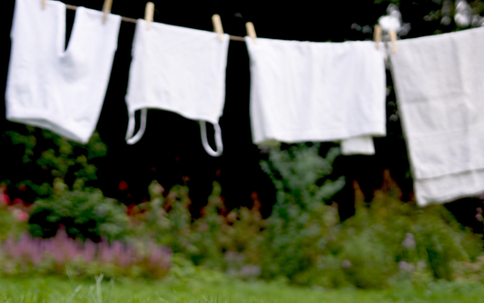 Hoe krijg je gele vlekken uit witte kleding?